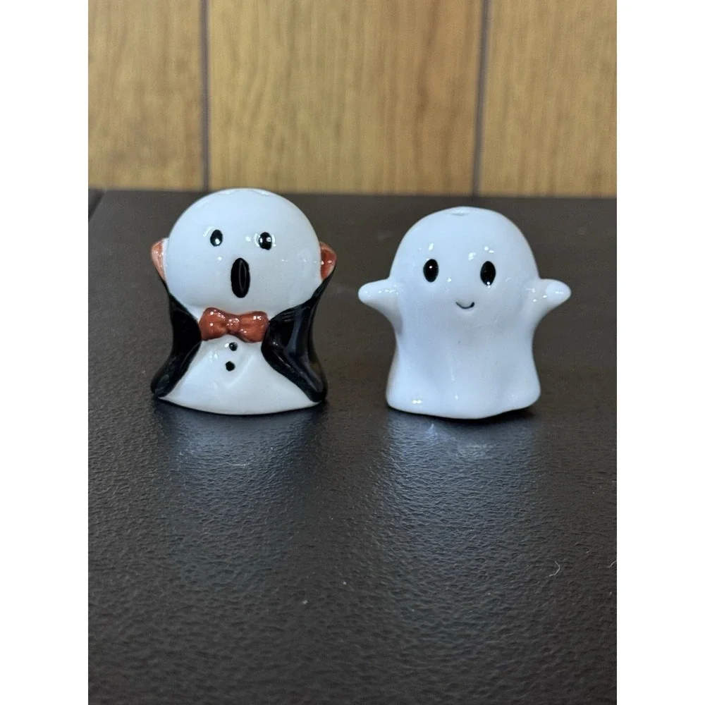 Cracker Barrel  Mini Ghost And Vampire Ghost Salt & Pepper Shaker Set 2025 New*